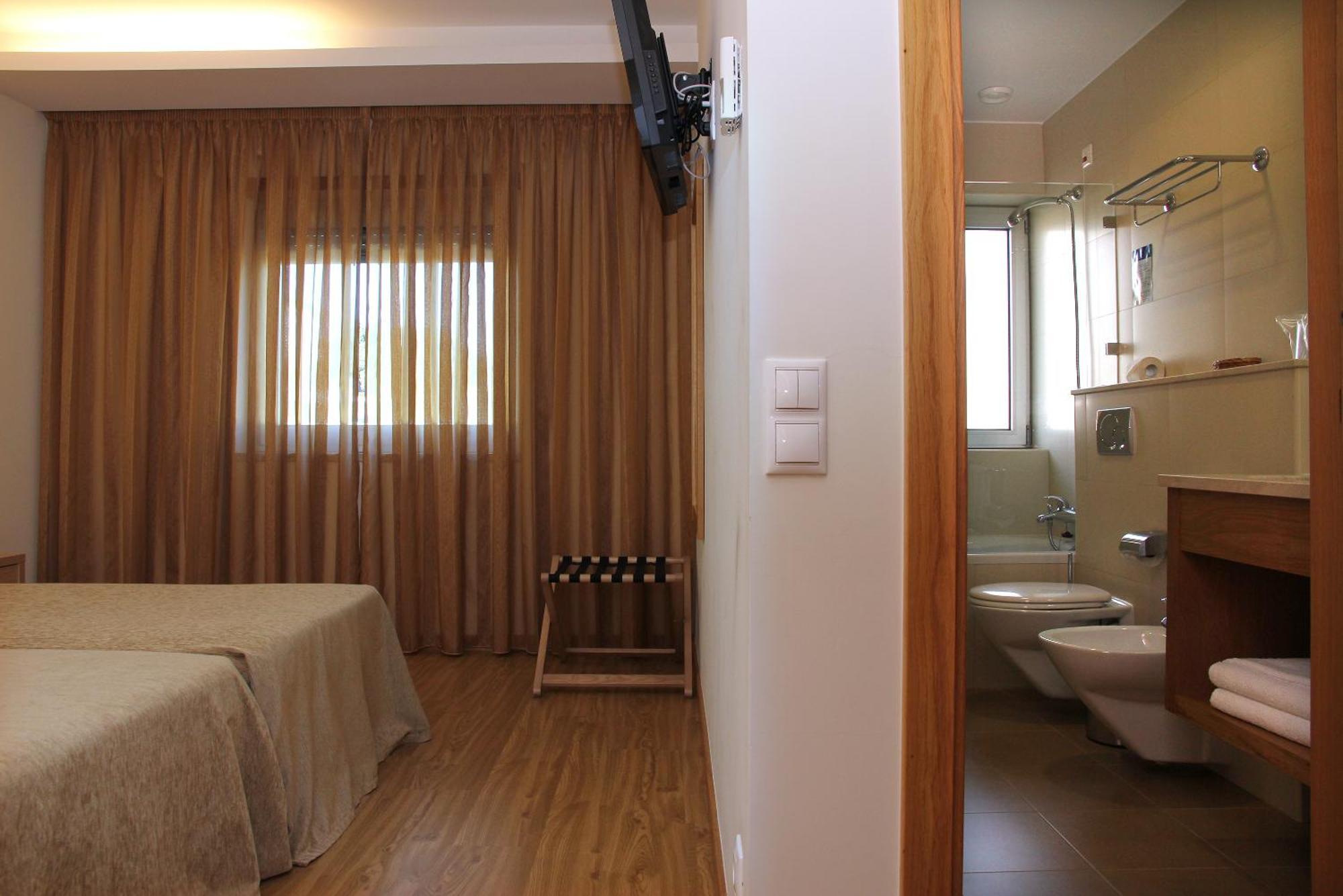 Quarto com Cama de Casal ou 2 de Solteiro